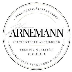 Rundes Siegel mit dem Namen „Johanna Arnemann“ in der Mitte, umgeben von einem deutschen Text, der für hohe Qualitätsstandards, zertifizierte Ausbildung, erstklassige Qualität sowie professionelle Standards und Exzellenz wirbt. Dieses Emblem spiegelt das Engagement der „Kosmetikausbildung Einbeck“ und der „Privatschule Kosmetik“ für eine herausragende Ausbildung und Exzellenz in diesem Bereich wider.