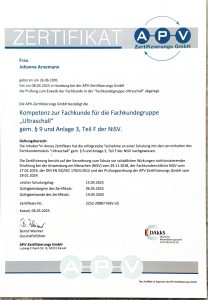 1 Von der APV Zertifizierungs GmbH an Johanna Arnemann ausgestelltes Zertifikat, das die Kompetenz im Bereich Ultraschall im Rahmen der NiSV bestätigt, mit Angaben zur Gültigkeit und Registrierung. Dieses Zertifikat ergänzt ihre professionelle Kosmetikausbildung und dokumentiert weiterführende Qualifikationen, die für Absolventinnen einer Kosmetikerinnen-Ausbildung oder Teilnehmerinnen einer Privatschule für Kosmetik relevant sind. Enthält Logos und offizielle Unterschriften.