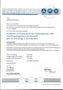 11 Von der APV Zertifizierungs GmbH an Johanna Arnemann ausgestelltes Zertifikat, das ihre Kompetenz im Bereich EMF (Hochfrequenzgeräte) in der Kosmetik gemäß den deutschen Vorschriften bestätigt. Diese Zertifizierung unterstreicht einmal mehr ihre professionelle Kosmetikausbildung und ihr Engagement für hohe Standards in diesem Bereich. Kassel, den 06.03.2023.