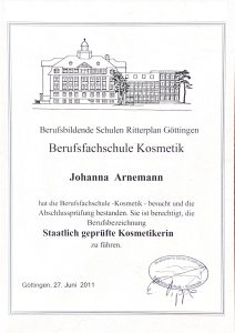 12 Zeugnis der Berufsfachschule Kosmetik, Göttingen, ausgestellt am 27. Juni 2011 an Johanna Arnemann, das sie als staatlich geprüfte Kosmetikerin ausweist. Das Dokument, das die Qualität der Kosmetikerinnenausbildung hervorhebt, die mit den führenden Kosmetikprogrammen privater Schulen in der Region vergleichbar ist, zeigt oben ein markantes Bild des Schulgebäudes.