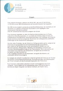 6 Ein deutsches Zeugnis auf HBK-Briefpapier, in dem Johanna Armenanns Tätigkeit als Kosmetikausbilderin beschrieben wird, einschließlich einer detaillierten Darstellung ihrer Aufgaben, Fähigkeiten und ihres Beschäftigungszeitraums von 2019 bis 2022 im Rahmen einer professionellen Kosmetikausbildung, mit Unterschriften und den Kontaktdaten der Schule am Ende des Dokuments.