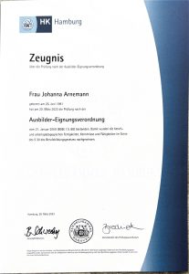 7 Zertifikat der HK Hamburg, ausgestellt an Johanna Arnemann für das Bestehen der Prüfung gemäß der Ausbilder-Eignungsverordnung am 20. März 2023, das die beruflichen und pädagogischen Qualifikationen bestätigt – eine unverzichtbare Qualifikation für alle, die eine Ausbildung zur Kosmetikerin anstreben oder ihre Fähigkeiten an einer Privatschule für Kosmetik vertiefen möchten. Unterzeichnet und datiert am 20. März 2023.